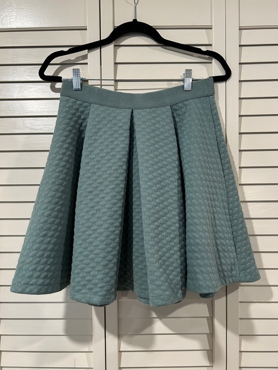 H&M Dresses & Skirts - H&M Quilted Skirt in Sage Size S